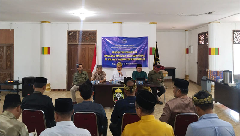 Penguatan kapasitas adat diikuti para tokoh adat se-Rohil di Balai Adat LAMR Rohil di Bagansiapiapi, Jumat (14/11/2025).
