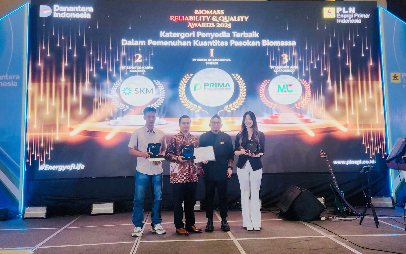 Direktur Biomassa PLN EPI Hokkop Situngkir saat menyerahkan piagam penghargaan kepada Direktur Utama Prima Alexander dalam acara Vendor Gathering tahunan di The Anvaya Beach Resort Bali, Denpasar, Bali, Kamis(13/11/2025).