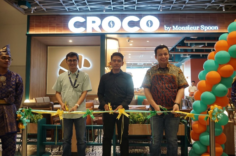 Brand Unit Head CROCO Adityawarman (kanan), Restoran Manager Croco Pekanbaru Ilman Nasution (tengah), GM Living World Pekanbaru Bobby Abdullah (kiri) memotong pita saat grand opening CROCO Pekanbaru.