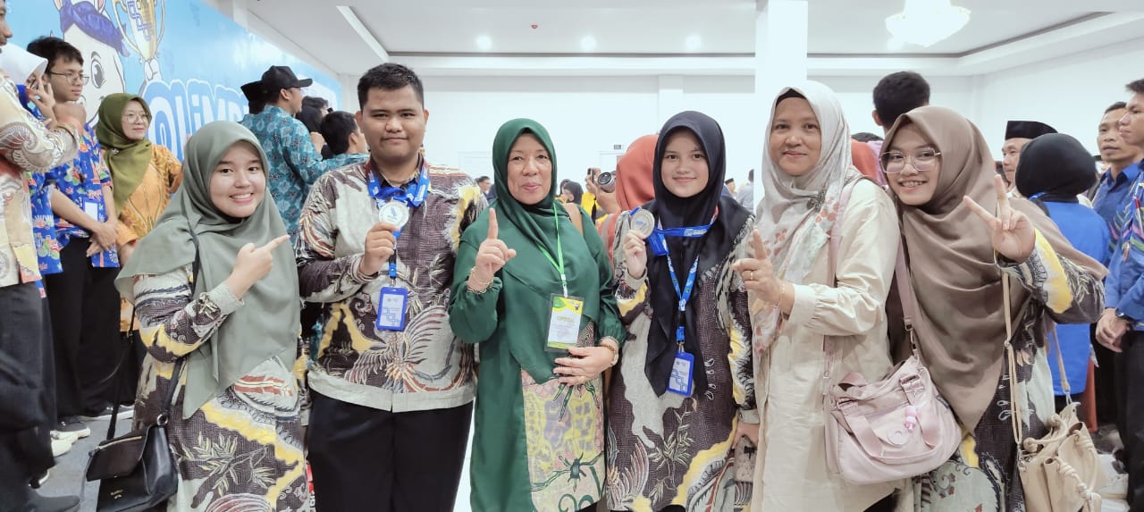 Kepala MAN 1 Pekanbaru Norerlinda  dan guru pembina foto bersama dengan dua siswa peraih prestasi  Olimpiade Madrasah Indonesia 2025, baru-baru ini.