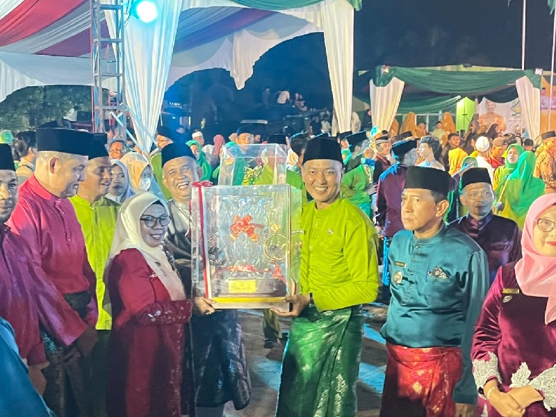 Wakil Bupati Kampar Misharti resmi menutup Musabaqah Tilawatil Qur&rsquo;an (MTQ) ke-54 tingkat Kabupaten Kampar tahun 2025 yang digelar di Kecamatan Kampar Utara, Jumat malam (14/11/2025)
