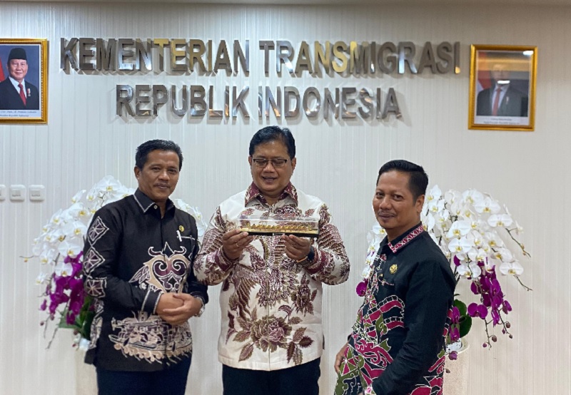 Wakil Bupati Kuansing H Muklisin didampingi Kabag Umum Setda Kuansing, Deswan Antoni menyerahkan miniatur jalur pada Wamen Transmigrasi Viva Yoga Maulana saat kunjungan, Jumat (14/11/2025) kemarin.