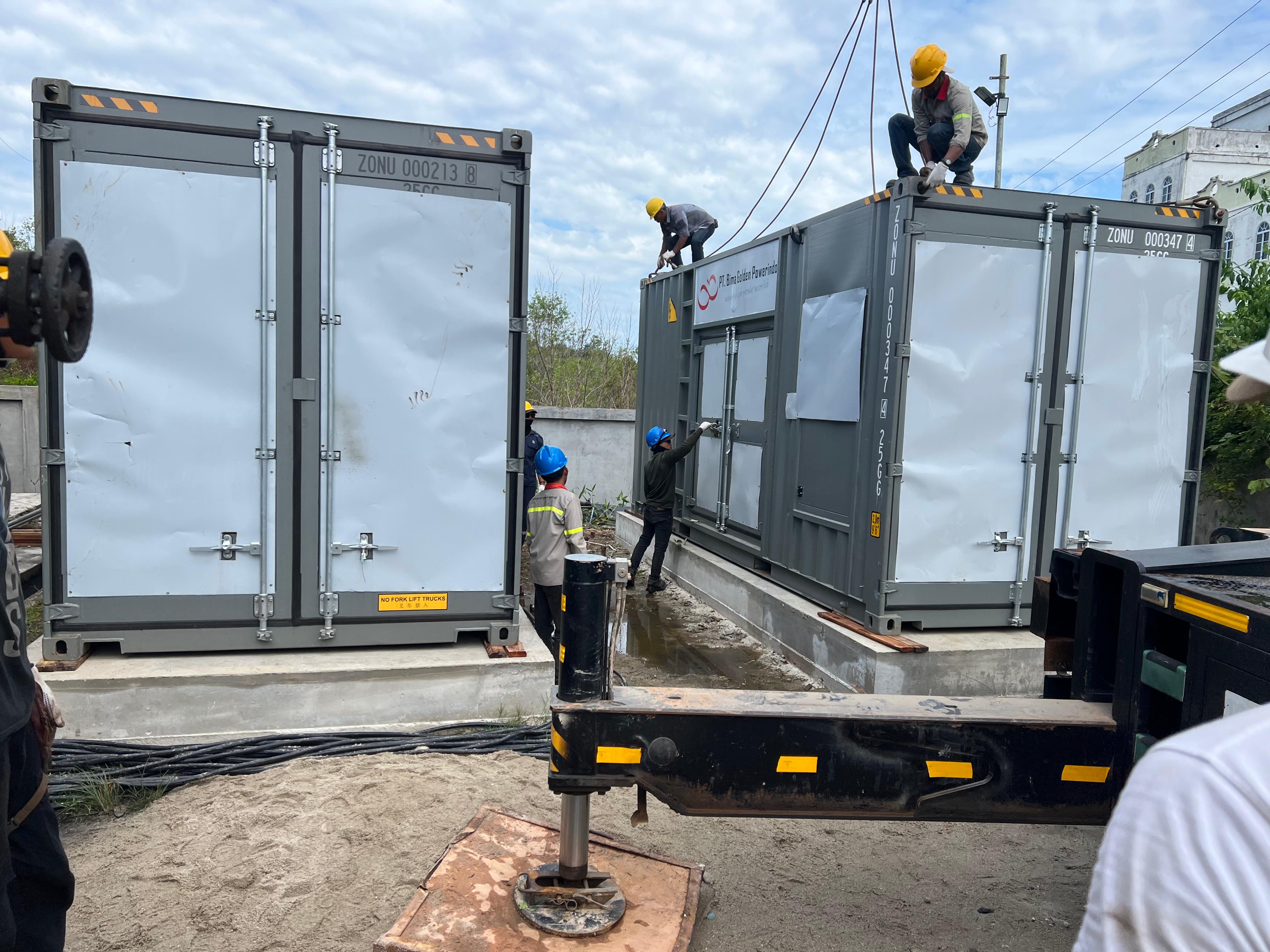 Loading sejumlah mesin baru yang diterima PLN Selatpanjang sejak kemarin (15/11/2025) di PLTD Selatpanjang.