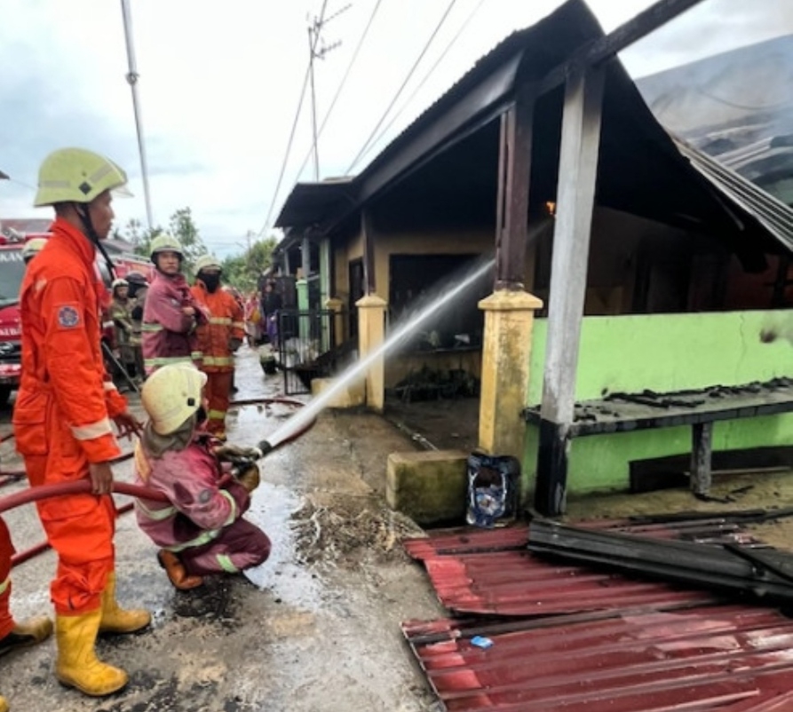 Petugas Damkar Pekanbaru tengah melakukan penyiraman pada lokasi kebakaran di Jalan Sari Kencana, Kelurahan Tangkerang Tengah, Kecamatan Marpoyan Damai, Ahad (16/11/2025).