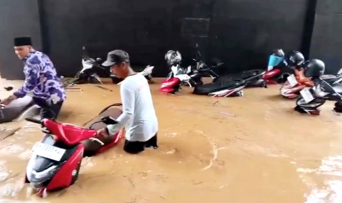 Belasan kendaraan roda dua dan satu unit roda empat milik kafilah kecamatan terendam banjir di jalur parkir basement Islamic Center Pasirpengaraian saat mendaftar ke panitia MTQ Rohul.