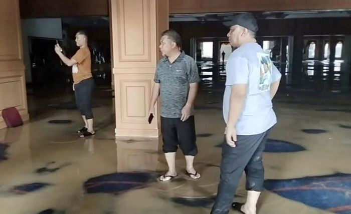 Bupati Rohul Anton (kanan) pimpin langsung pembersihan Karpet di ruang Convention Hall Islamic Center Pasirpengaraian yang terendam air bersama petugas Satpol dan Damkar serta BPBD Rohul.