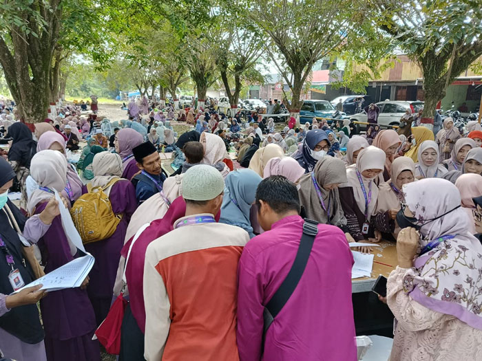 Ratusan guru MDTA Mandau menerima bantuan kesejahteraan dari Pemkab Bengkalis, Ahad (16/11/2025).