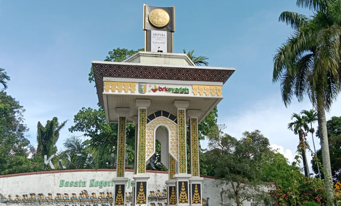 Tugu Adipura ruas jalan, Simpang SMKN 1 Teluk Kuantan, Kecamatan Kuantan Tengah.
