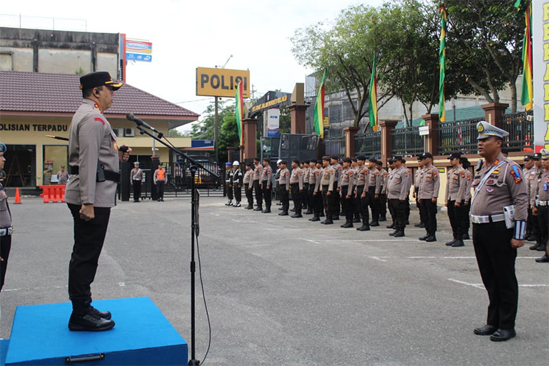 Kapolresta Pekanbaru, Kombes Pol Jeki Rahmat Mustika pimpin Apel Gelar Pasukan Operasi Zebra Lancang Kuning 2025, Senin (17/11/2025).