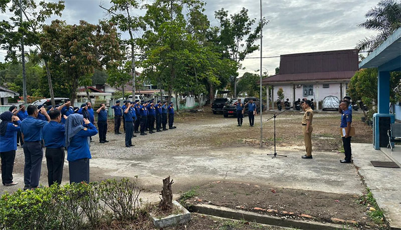 Sekda Kabupaten Kampar H Hambali memimpin apel di Dinas Pemadam Kebakaran dan Penyelamatan (Damkar), Senin (17/11/2025).