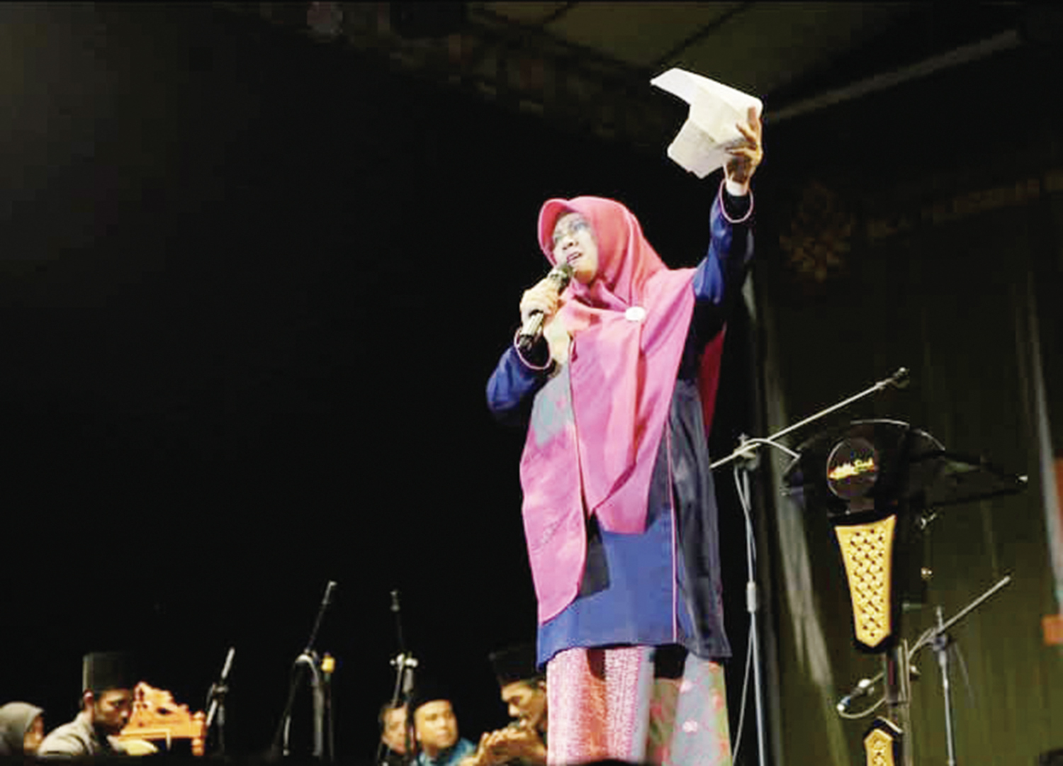 Bupati Siak Afni Z membacakan puisi karyanya sendiri dalam pembukaan Julang Budaya Siak 2025 di Lapangan Siak Bermadah, tepat di depan Istana Siak, Sabtu (15/11/2025).