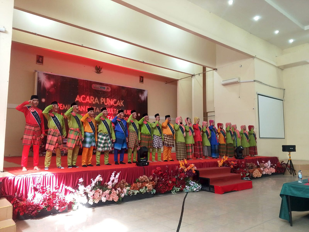 Para peserta finalis foto bersama usai pembukaan acara puncak pemilihan Duta Fakultas Hukum Universitas Riau (Unri), Ahad (16/11/2025).