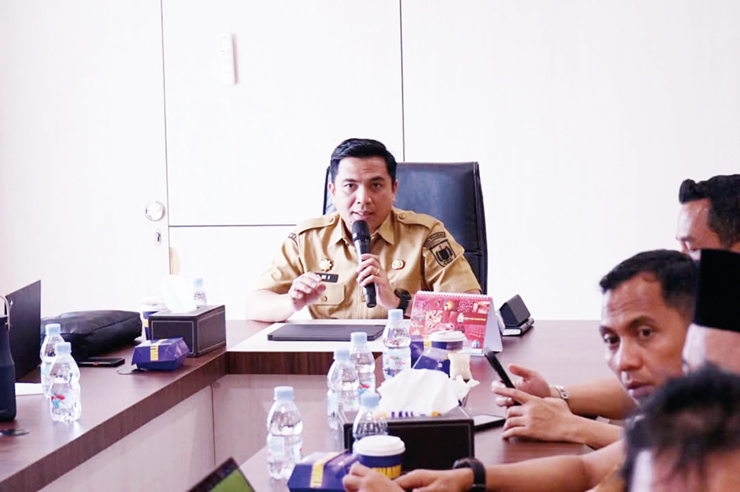 Pj Sekko Pekanbaru Zulhelmi Arifin memimpin rapat terkait anggaran di Pemko Pekanbaru baru-baru ini.