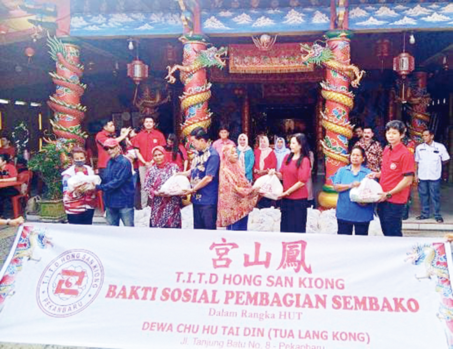 Pengurus TITD Hong San Kiong secara simbolis memberikan bantuan kepada masyarakat, Ahad (16/11/2025).