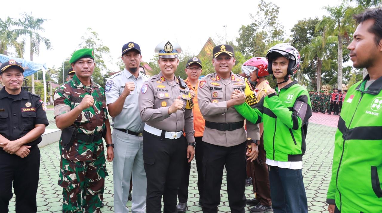 Kapolres Siak AKBP Eka Ariandy Putra dalam komando dengan pengemudi ojek online didampingi Kasat Lantas AKP Kaliman di Lapangan Polres Siak usai apel Operasi Zebra Lancang Kuning, Senin (17/11/2025).