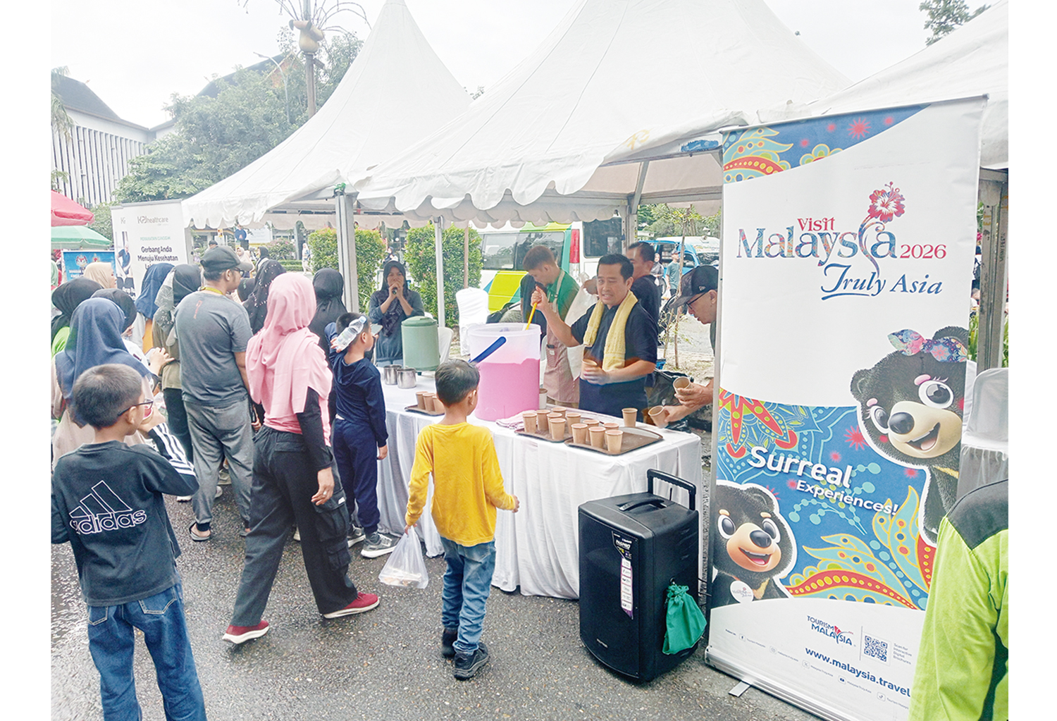Pengunjung Car Free Day (CFD) terlihat mendatangi stand Hari Terbuka Malaysia yang keenam di kawasan CFD, Ahad (16/11/2025).