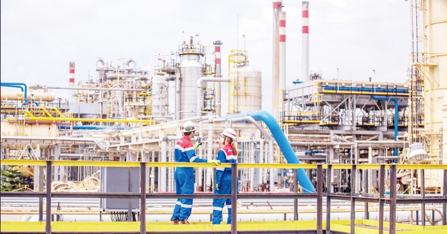 Dua orang perwira Kilang Pertamina Indonesia (KPI) saat berada di salah satu kilang yang ada di Indonesia. PT KPI saat ini tengah gencar melakukan modernisasi kilang.