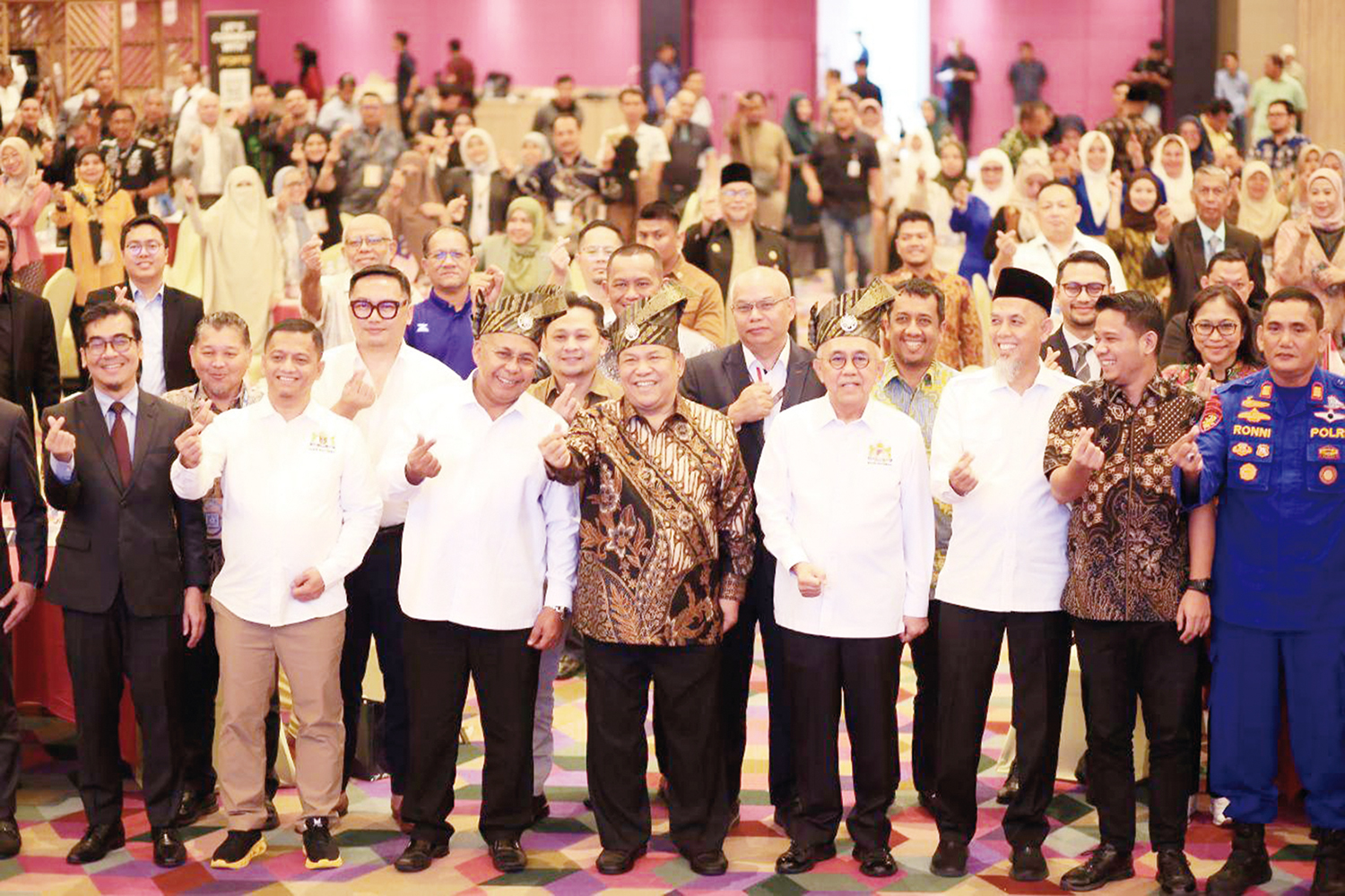 Plt Gubernur Riau SF Hariyanto (empat kiri) foto bersama saat menghadiri acara pembukaan business matching Kadin di Kota Dumai, Sabtu (15/11/2025).