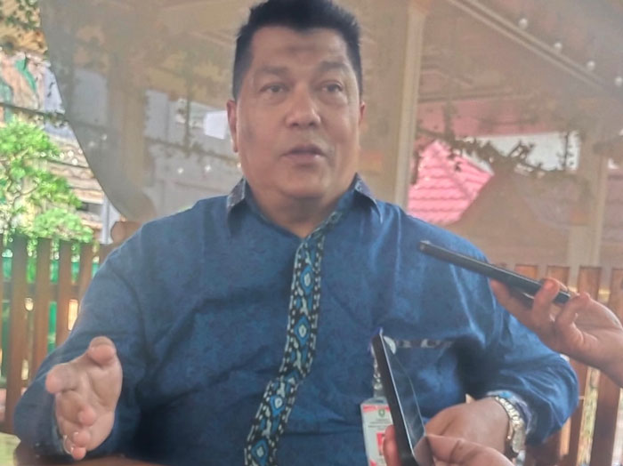 Direktur RSUD Bengkalis dr Azahari Effendi memberikan penjelasan terkait belum dibayarnya uang jaga sore-malam nakesnya, Senin (17/11/2025).