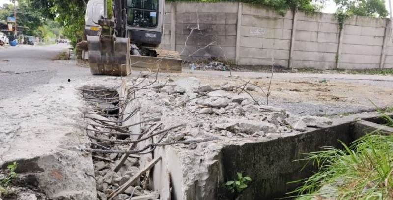Diduga okbum kontraktor melakukan penghancuran terhadap drainase yang berada di Jalan Hasan Basri, Kelurahan Cinta Raja, Kecamatan Sail.