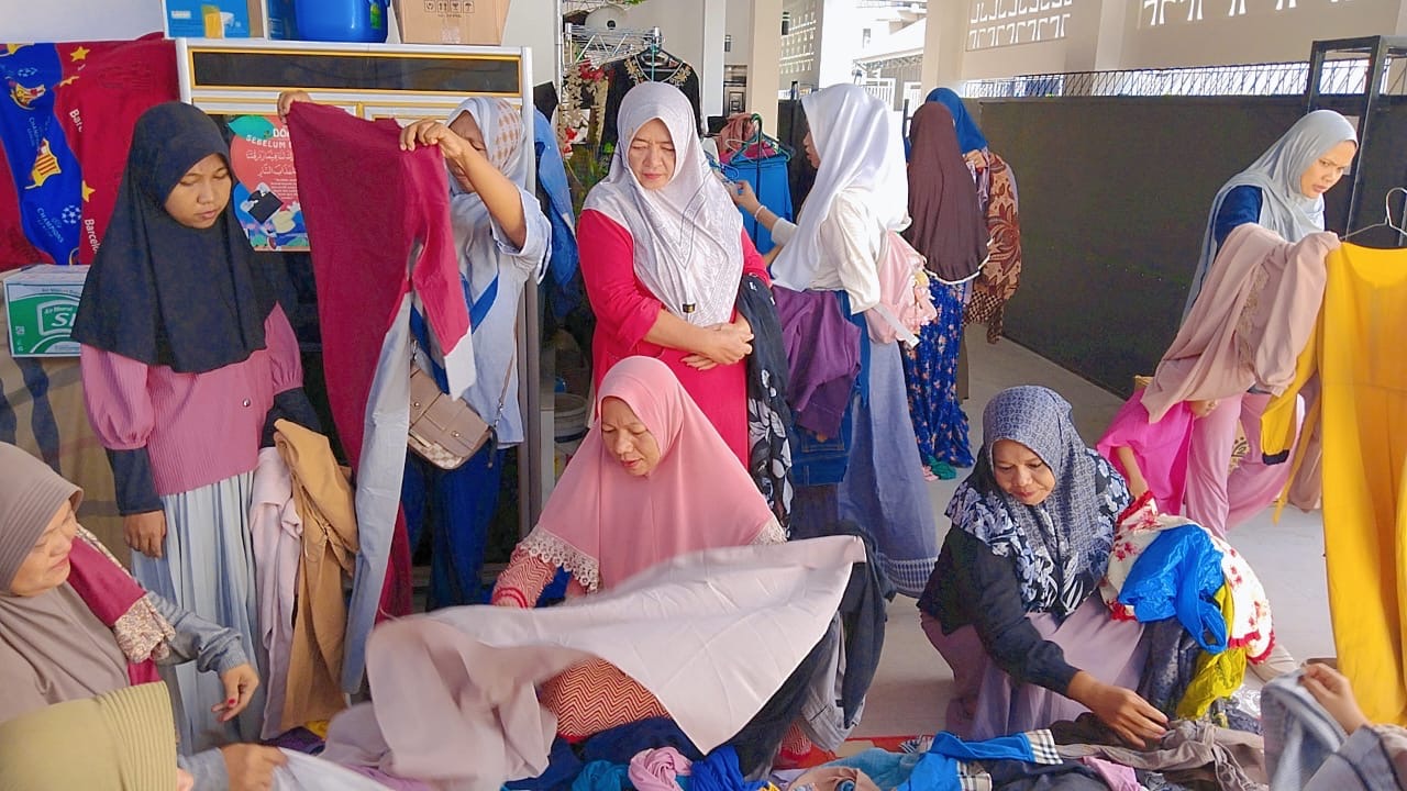 Kegiatan Komunitas Sedekah Pakaian Pekanbaru (Separu) saat berbagi pakaian gratis dan layak pakai serta melaksanakan kegiatan belajar merajut di Pekanbaru, Sabtu (15/11/2025).