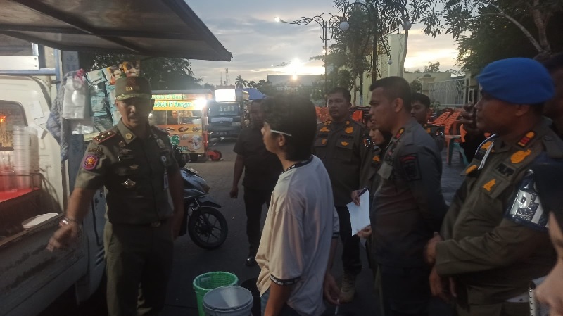 Kasatpol PP Pekanbaru Yuliarso bersama personel saat memberikan peringatan terakhir kepada PKL yang berjualan di Jalan Sultan Syarif Qasim dan seputaran Masjid Raya An-Nur, Senin (17/11/2025) petang.