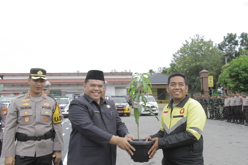 Kapolres Inhu, AKBP Fahrian Saleh Siregar SIK MSI saat mendampingi Ketua DPRD Inhu, Sabtu Pradansyah Sinurat saat menyerahkan bibit pohon kepada perwakilan ojek online usai apel Operasi Zebra.