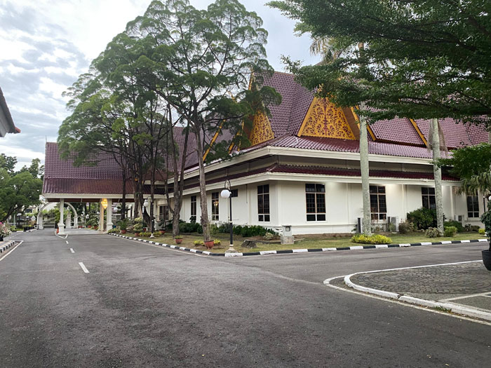 Kediaman Gubri nonaktif Abdul Wahid di Jalan Diponegoro Pekanbaru tampak sepi, Senin (17/11/2025).
