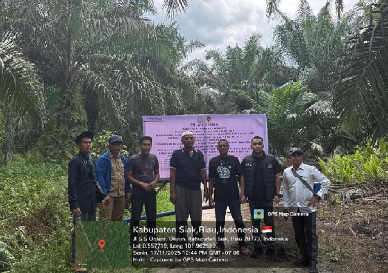 Jaksa Roy (dua kanan) foto bersama Penghulu Kampung Dayun, Nasya Nugrik (dua kiri), foto bersama di depan plang penyitaan di Kampung Dayun, Kecamatan Dayun, Kabupaten Siak, Senin (17/11/2025).