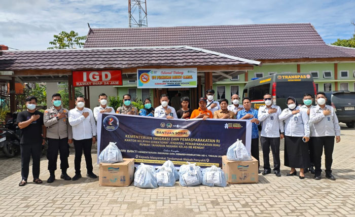 Karutan Kelas IIB Rengat, Dedy Irawan AMd.l IP SH MH bersama jajaran foto bersama dengan pihak UPT Puskesmas Batang Gansal dan perwakilan warga Dusun Datai usai penyerahan bantuan, Senin (17/11/2205).