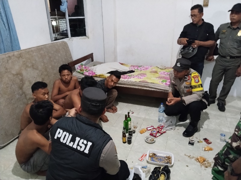 Sekelompok pemuda terjaring razia sedang mabuk-mabukan di dalam kamar salah satu hotel di Tembilahan, Inhil, Ahad (16/11/2025) dini hari.
