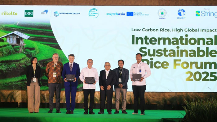 Menko Bidang Pangan, DR. (HC) Zulkifli Hasan (tengah) bersama Ketua Umum PERPADI, Sutarto Alimoeso dan Koordinator National KRKP, Dirut Perum Bulog saat pembukaan ISRF 2025