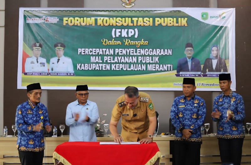 Wabup Muzamil ketika memimpin Forum Konsultasi Publik rencana pembentukan Mal Pelayanan Publik (MPP) di Kabupaten Kepulauan Meranti, Senin (17/11/2025).