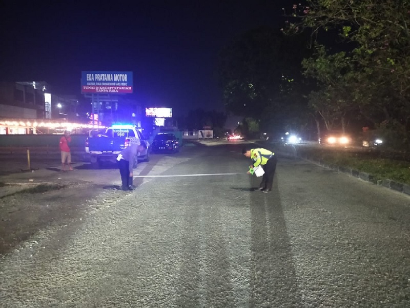 Petugas kepolisian tengah melakukan olah TKP di lokasi kecelakaan, tepatnya di depan Eka Pratama Motor, Jalan Soekarno-Hatta Pekanbaru, Senin (17/11/2025).