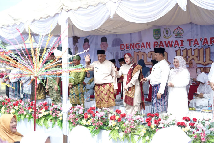 Bupati Rohul Anton beserta Wabup H Syafaruddin Poti dan istri, Forkopimda melepas peserta pawai taaruf MTQ ke-25 tingkat kabupaten di ruas jalan Tuanku Tambusai Pasirpengaraian, Senin (17/11/2025).