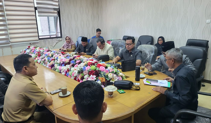 Komisi I DPRD Kabupaten Kampar menggelar Rapat Dengar Pendapat (RDP) dengan Sekretaris Daerah (Sekda) Kampar Hambali, Senin (17/11/2025).