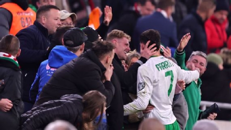 Troy Parrott merayakan kemenangan dramatis Irlandia 3-2 tuan rumah Hongaria bersama keluarga dan teman-temannya di Budapest.