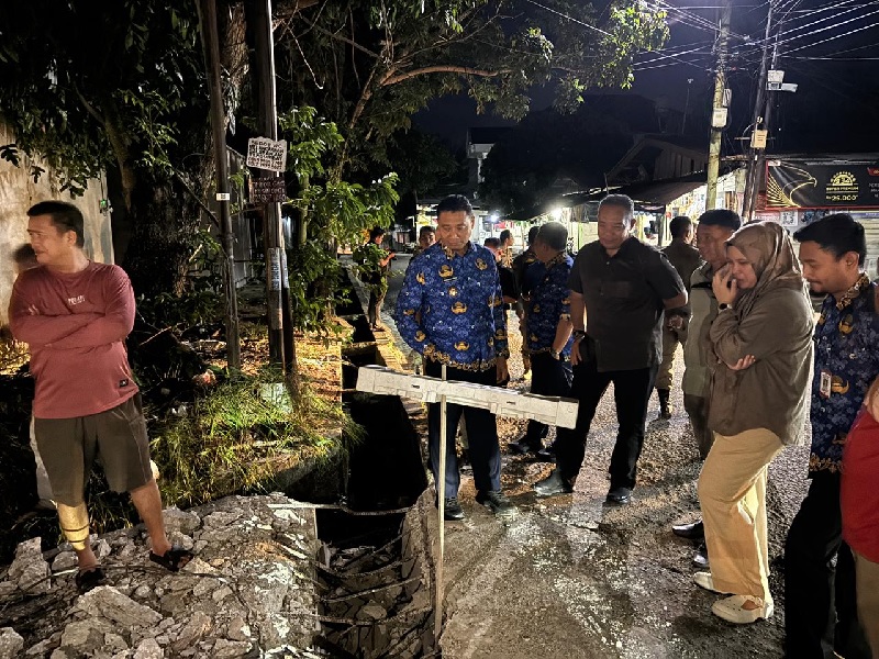 Wakil Wali Kota (Wawako) Pekanbaru, Markarius Anwar turun langsung meninjau lokasi pembongkaran drainase.