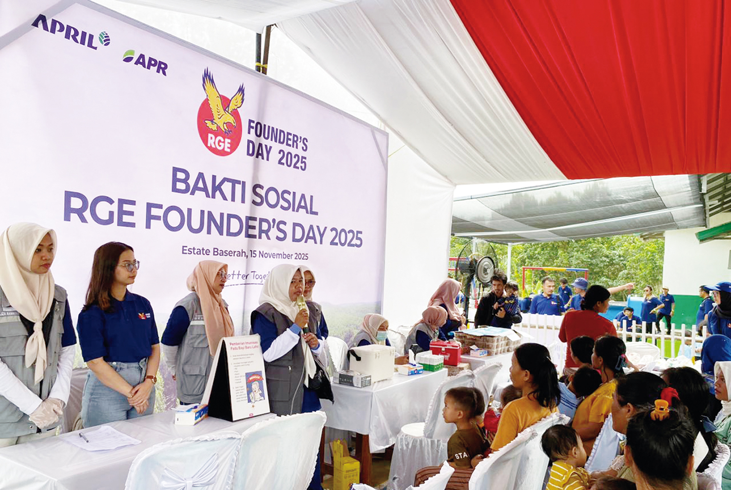 Perwakilan PT RAPP melakukan sosialisasi saat imunisasi di rangkaian kegiatan Founder&rsquo;s Day di Estate Baserah, Kabupaten Kuantan Singingi, Sabtu (15/11/2025).