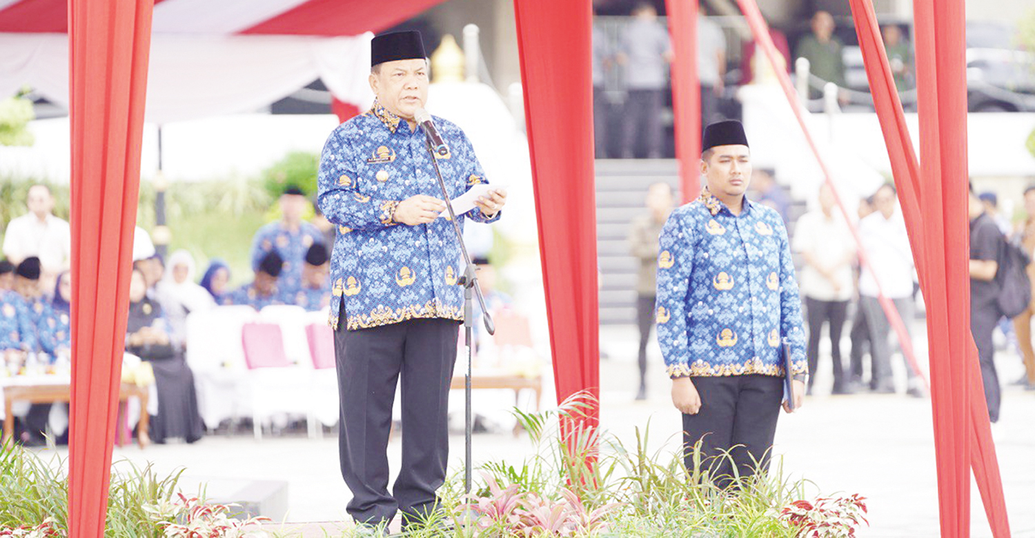 Tugas Gubernur Riau (Gubri) SF Hariyanto saat menjadi inspektur upacara Peringatan Hari Kesehatan Nasional di Halaman Kantor Gubernur Riau, Senin (17/11/2025).