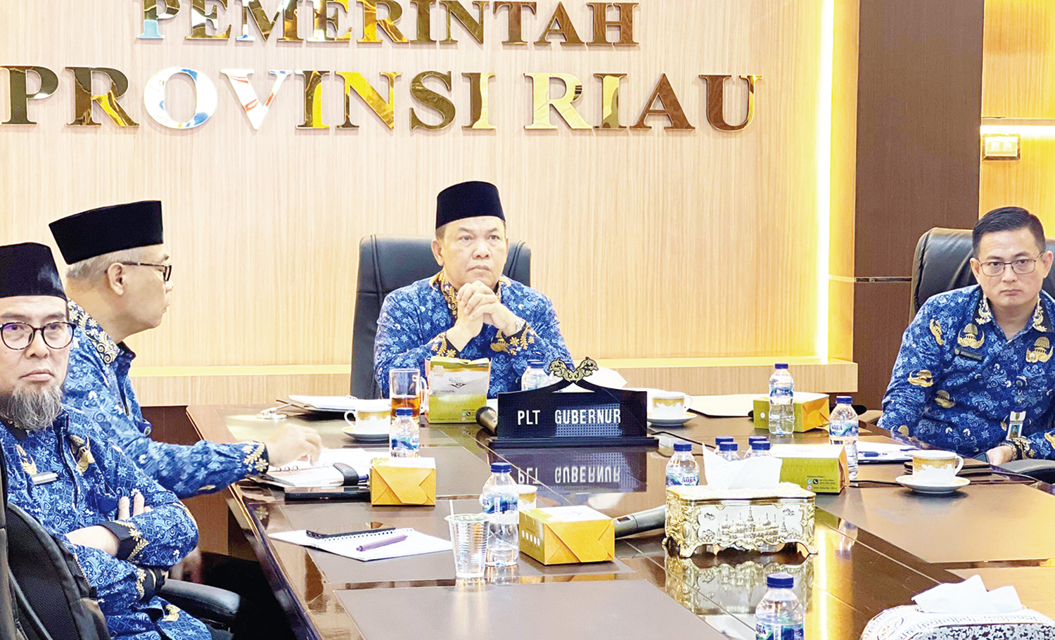 Pelaksana Tugas Gubernur Riau SF Hariyanto saat memimpin rapat koordinasi percepatan realisasi APBD Tahun Anggaran 2025 dengan beberapa organisasi perangkat daerah di Ruang Rapat Kantor Gubernur Riau, Pekanbaru, Senin (17/11/2025).