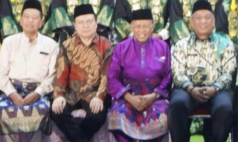 Bupati Anton (kanan) duduk berdampingan dengan Dr Chaidir bersama Tokoh Rohul lainnya saat hadiri acara di Convention Hall Islamic Center Pasirpengaraian, baru-baru ini.