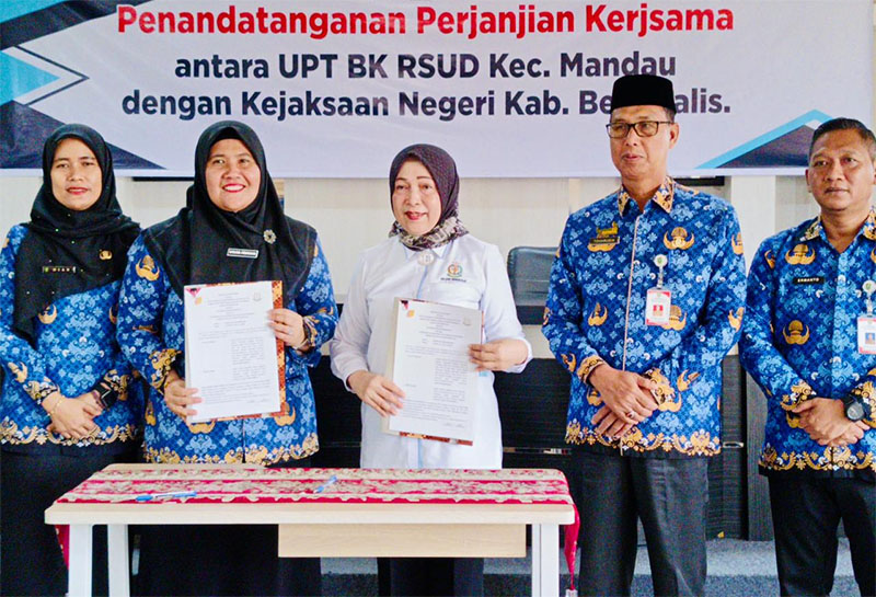 Kajari Bengkalis Nadda Lubis bersama Direktur RSUD Kecamatan Mandau drg Sylvia Febriani, menandatangani perjanjian kerja sama, Selasa (18/11/2025).