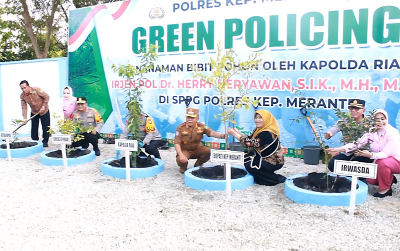 Kapolda Riau Irjen Pol Herry Heryawan menanam pohon di Mapolsek Tebingtinggi, Selasa (18/11/2025).