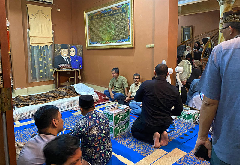 Suasana rumah duka Dr Chaidir ramai didatangi petakziah, Selasa (18/11/2025).