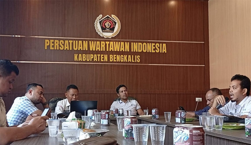 BPS Bengkalis memberikan penjelasan terkait rencana sensus ekonomi 2026 di aula kantor PWI Bengkalis, Selasa (18/11/2025).