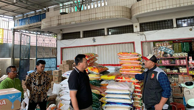 Tim Satgas Pangan saat mengecek ketersedian dan harga di salah toko dalam Kota Rengat, Selasa (18/11/2025).
