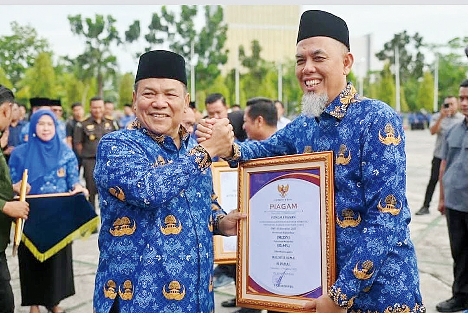 Wali Kota Dumai H Paisal SKM MARS menerima secara langsung piagam penghargaan capaian Universal Health Coverage (UHC) atau Jaminan Kesehatan Semesta dari Plt Gubernur Riau H SF Hariyanto di halaman Kantor Gubernur Riau, Senin (17/11/2025).