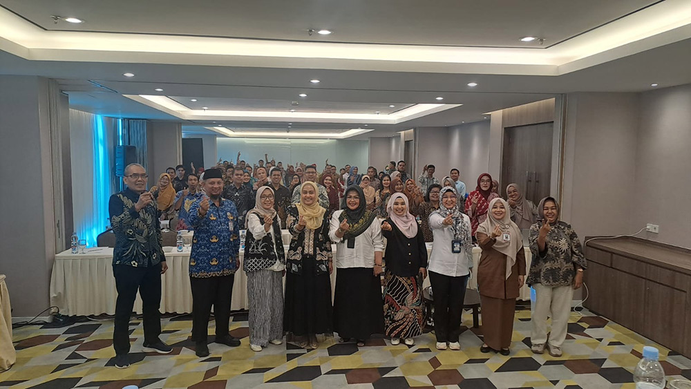 nggota Komisi X DPR RI Dr Hj Karmila Sari SKom MM (empat kiri), Kepala Subdirektorat Bina Kursus dan Pelatihan Yohana Rumanda MPd (tiga kiri)