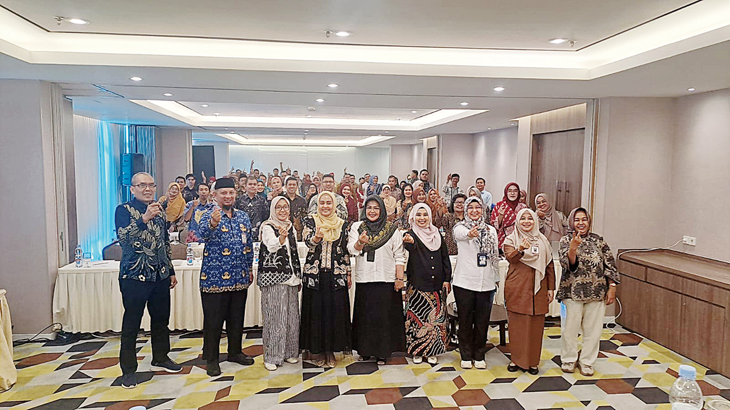 Anggota Komisi X DPR RI Dr Hj Karmila Sari SKom MM (empat kiri), Kepala Subdirektorat Bina Kursus dan Pelatihan Yohana Rumanda MPd (tiga kiri), Widyaprada Ahli Utama pada Direktorat Kursus dan Pelatihan Dr Widyo Winarso (kiri), Sekretaris Disdik Pekanbaru
